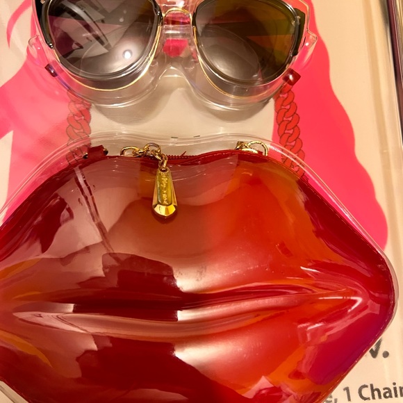 Betsey Johnson Fashion Eyewear/ Sunglasses with Red Lip Purse Gift Set,
NIB - Picture 3 of 11